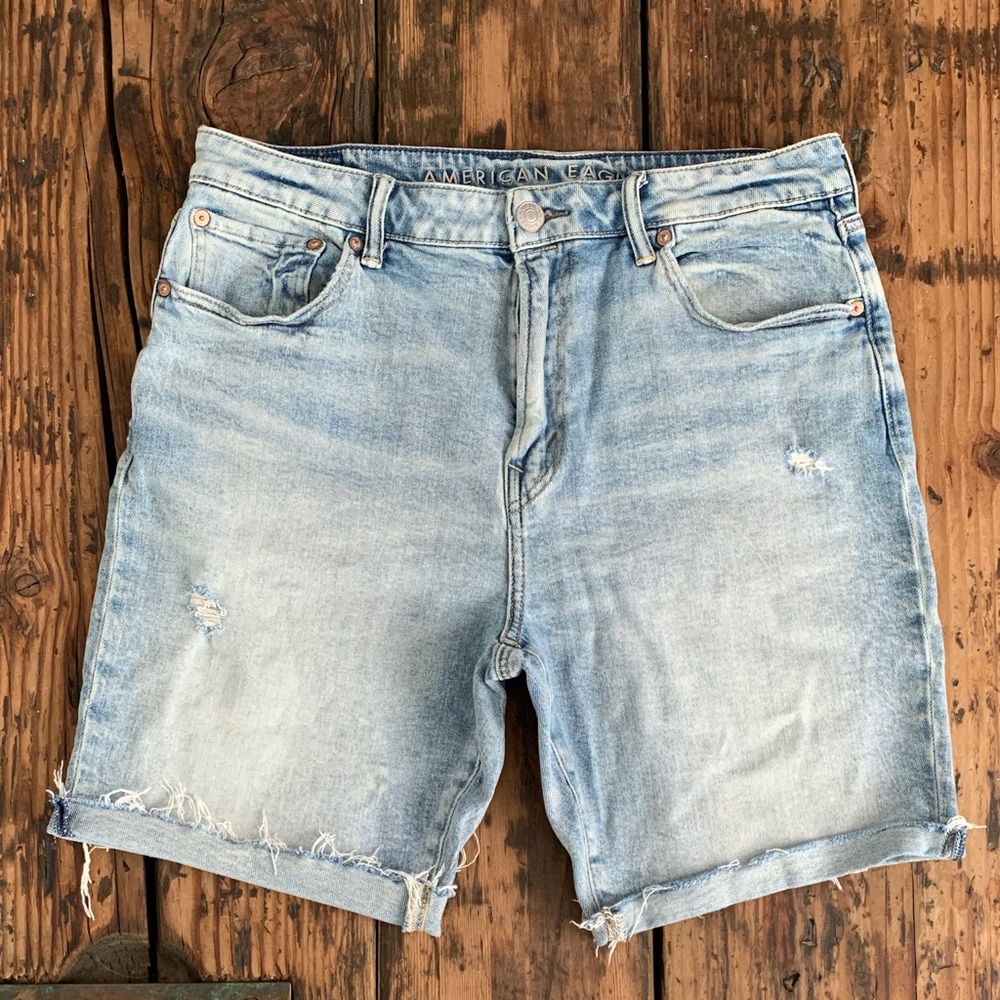 American Eagle Distressed Denim Bermuda Shorts | Light Wash | Size 33